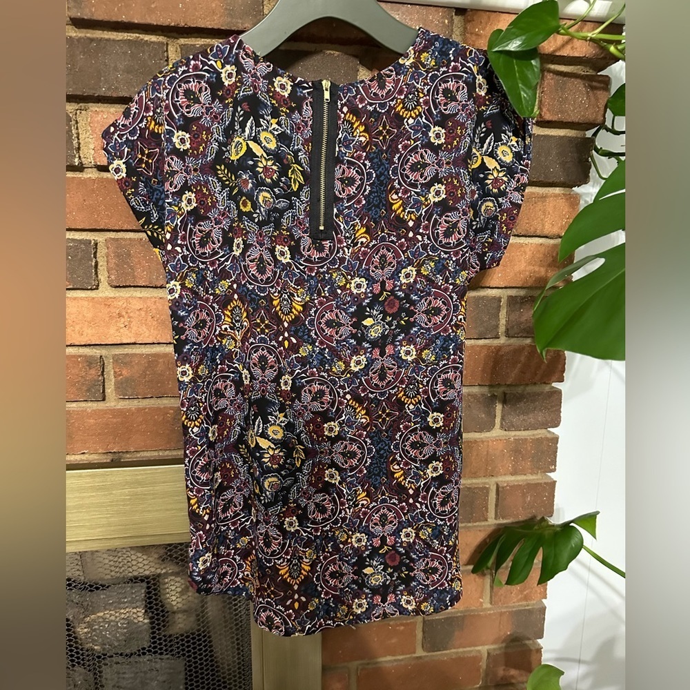 🛍️ pink Rose multi color top.great condition.